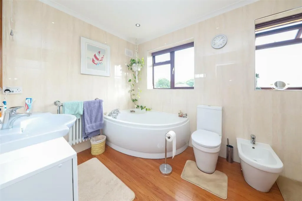 Reservoir Road, Ruislip, Middlesex, HA4 7TU, photo 9