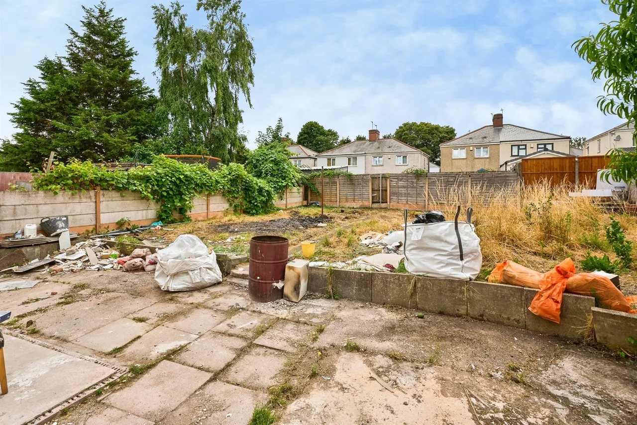 Garden Walk, Bilston, WV14, photo 9