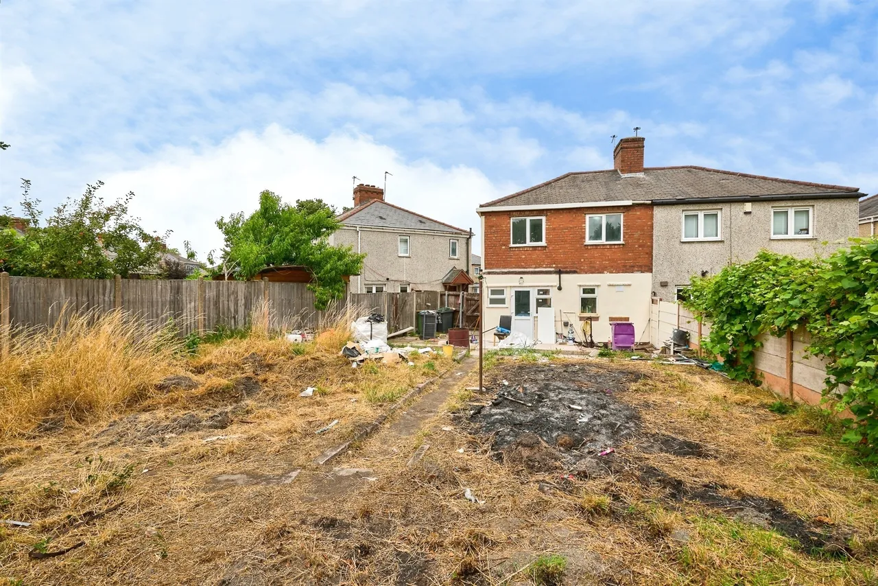 Garden Walk, Bilston, WV14, photo 2