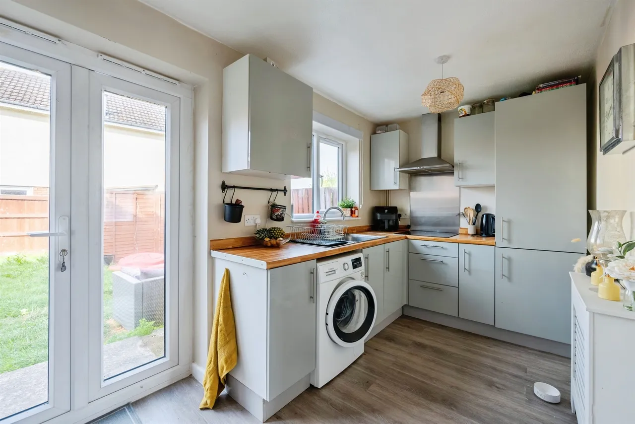 Stuart Close, Trowbridge, BA14, photo 3