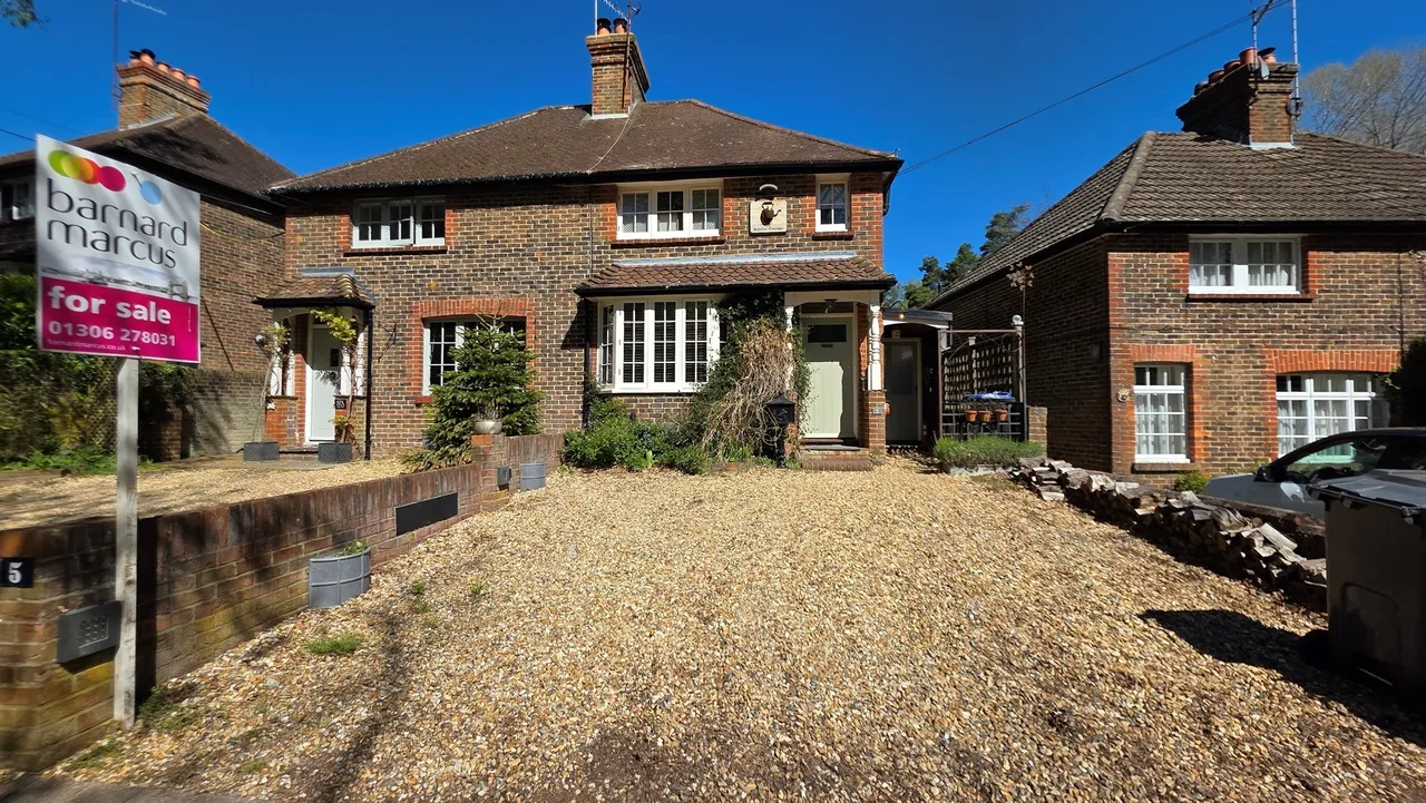 3 bed house for sale — Newdigate Road, Beare Green, Dorking