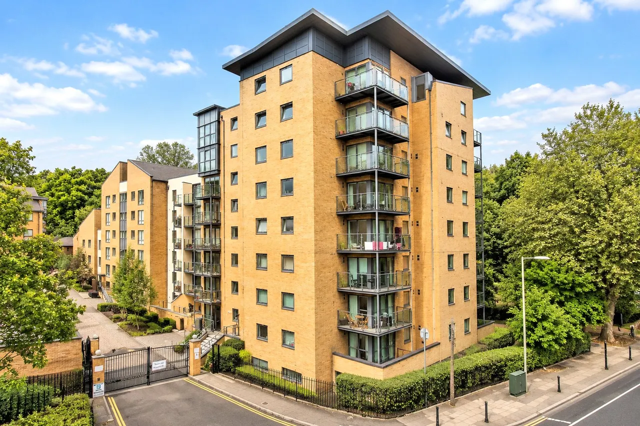 1 bed flat for sale, Victoria Way, Woking, GU21