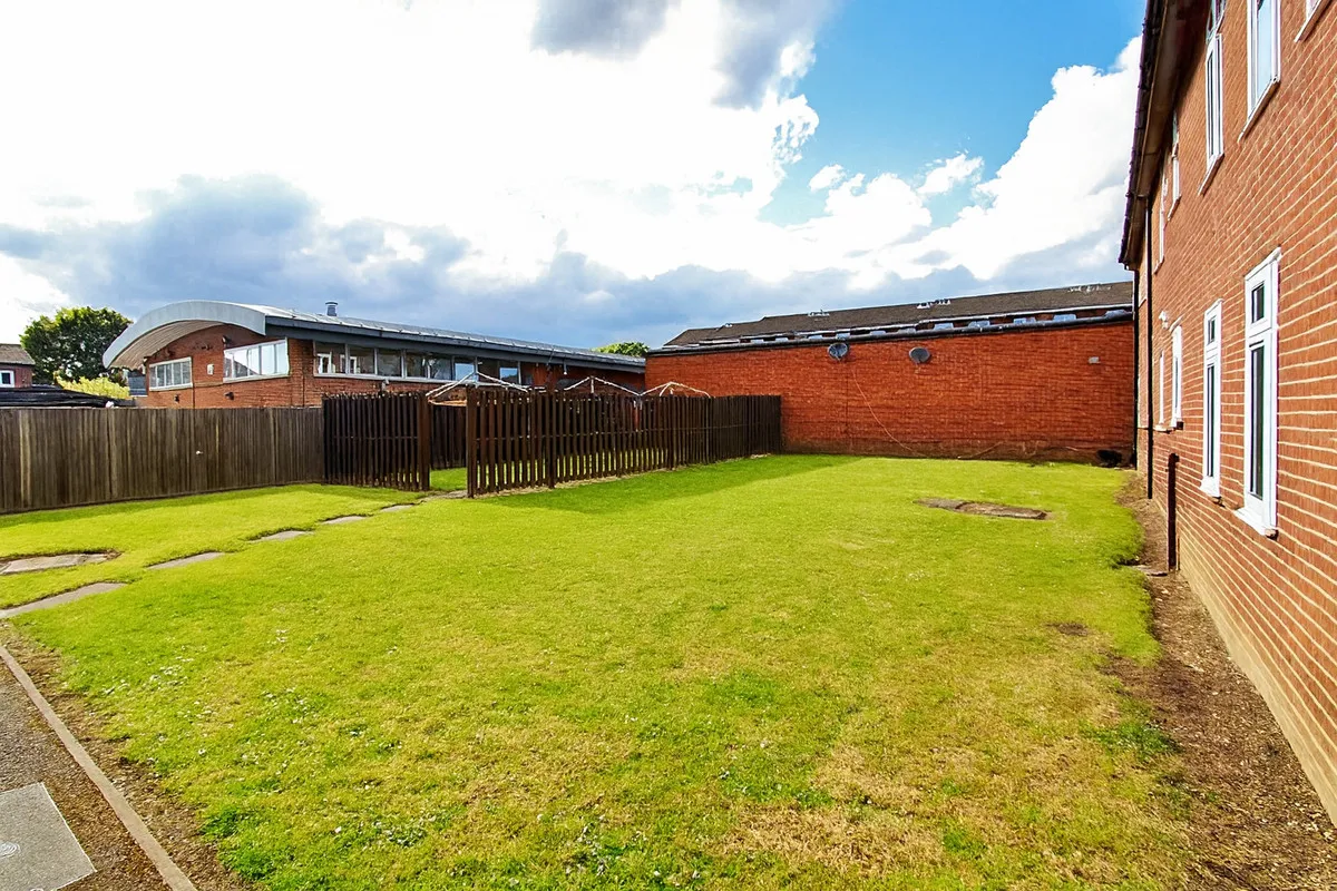 Limes Avenue, Essex, Chigwell, IG7 5NT, photo 9