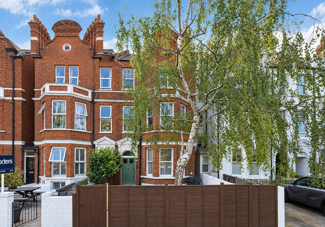 2 bed flat for sale, Clapham Common South Side, London, SW4