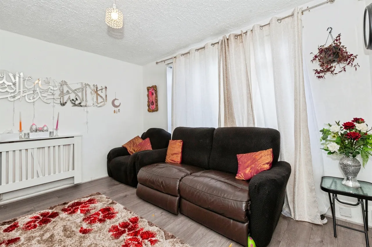 Long Furlong Drive, Slough, SL2, photo 3