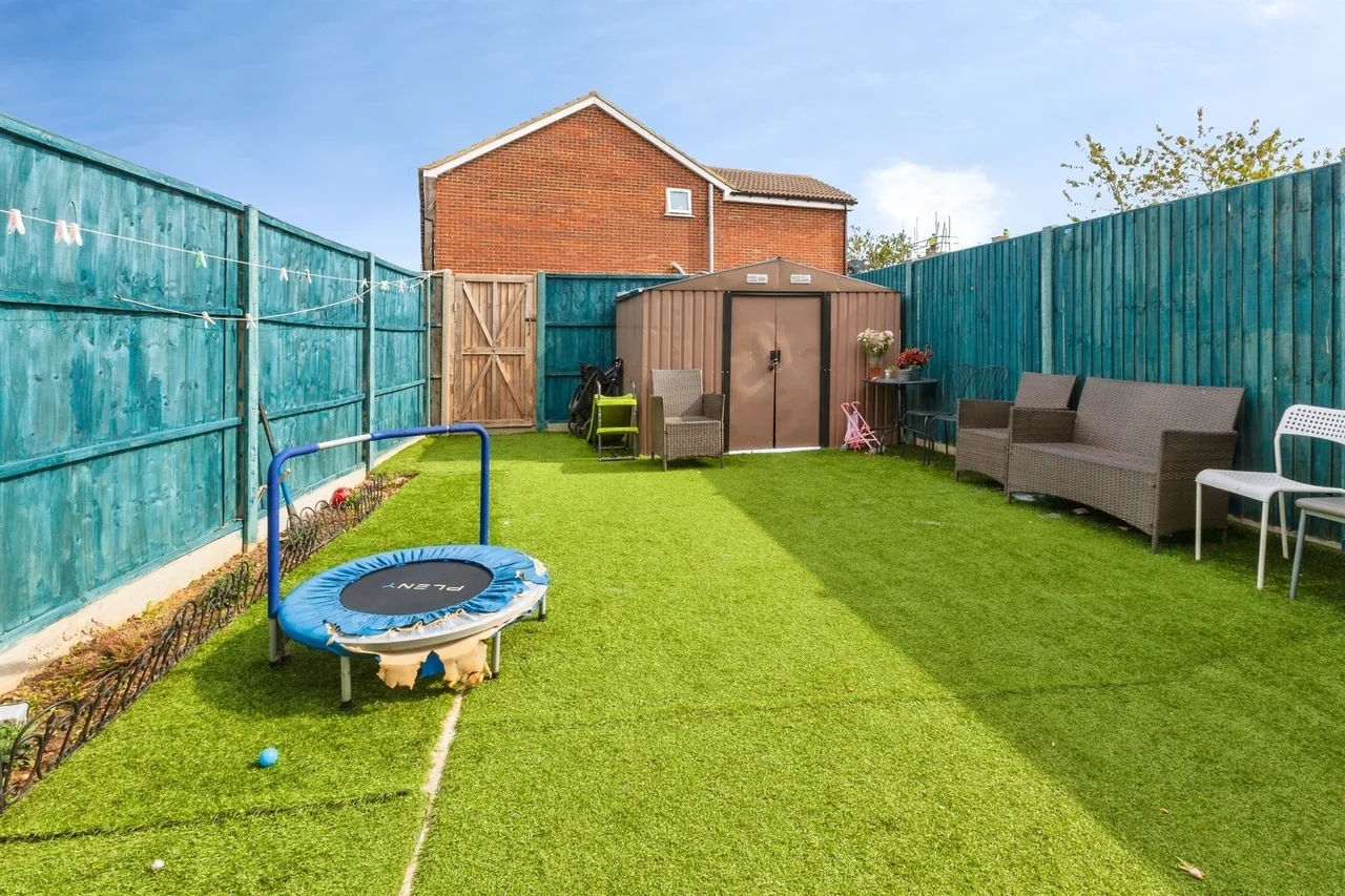 Long Furlong Drive, Slough, SL2, photo 11