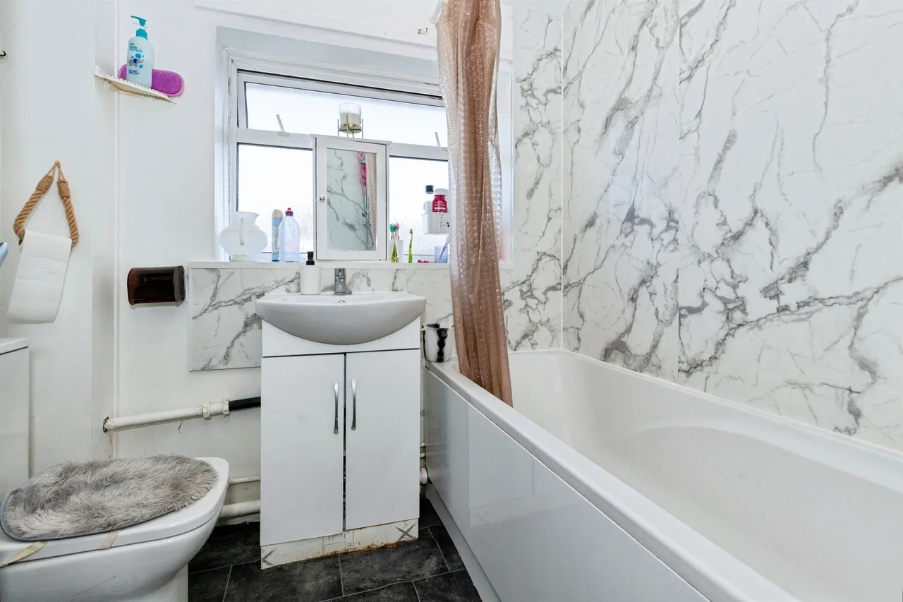 Long Furlong Drive, Slough, SL2, photo 9