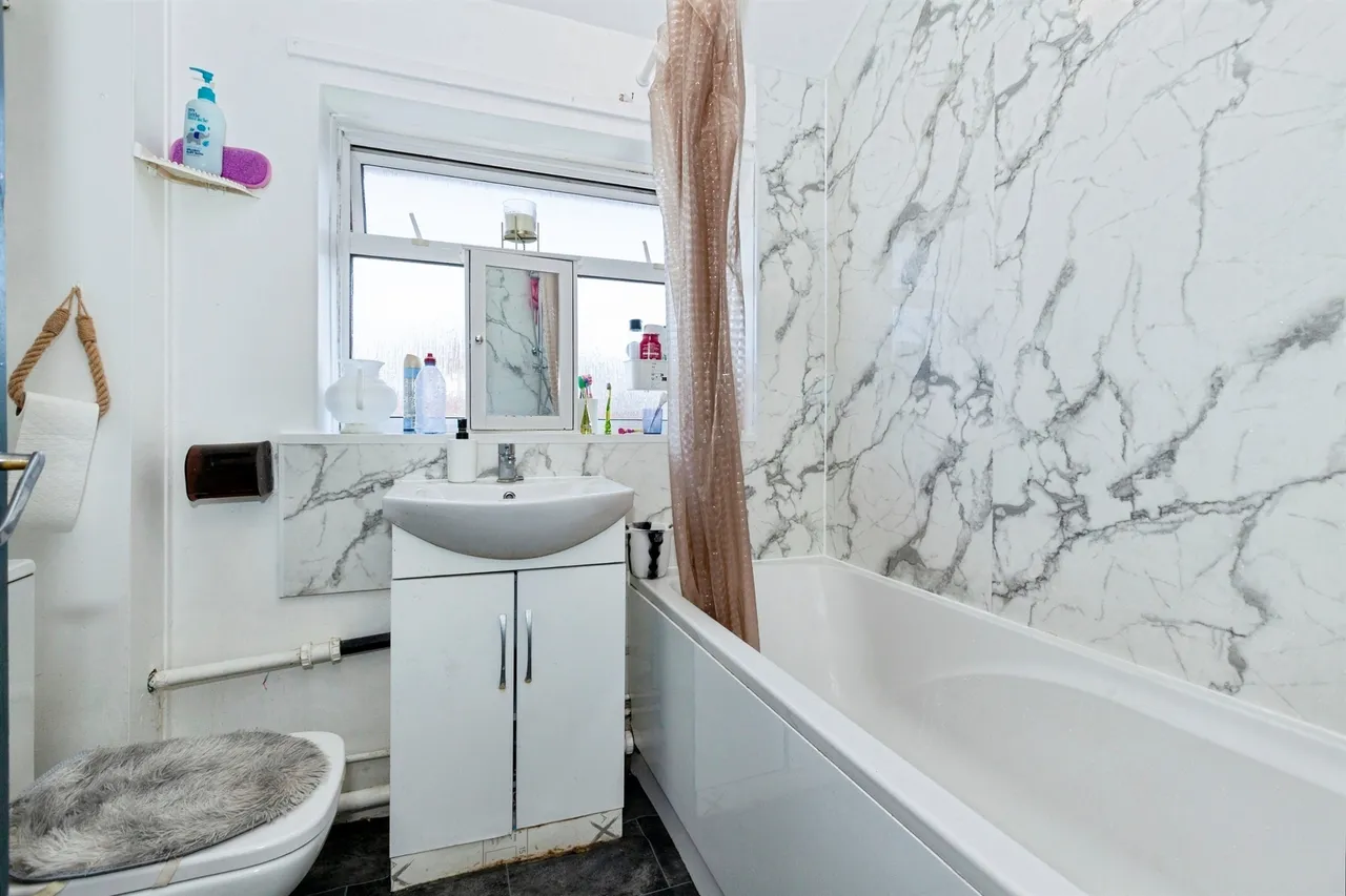 Long Furlong Drive, Slough, SL2, photo 24