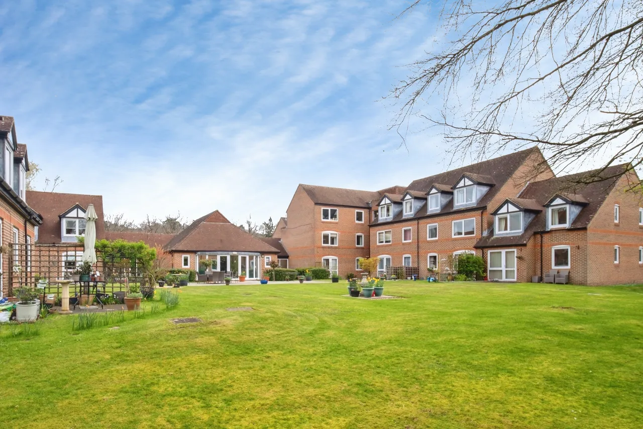 1 bed flat for sale, High Street, Sandhurst, GU47