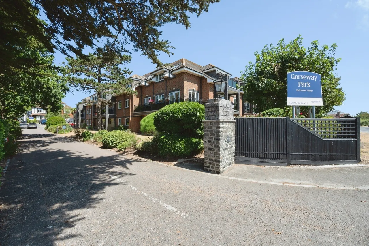 2 bed flat for sale, Sea Front, Hayling Island, PO11