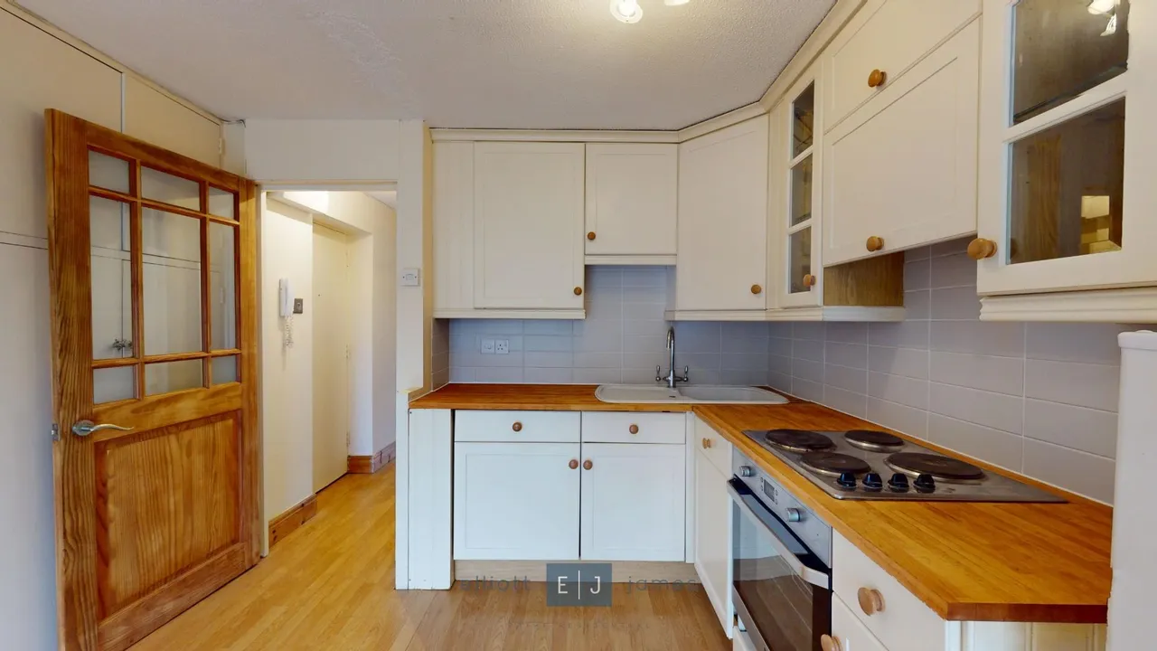 1 bed flat for sale, High Road, Loughton, IG10