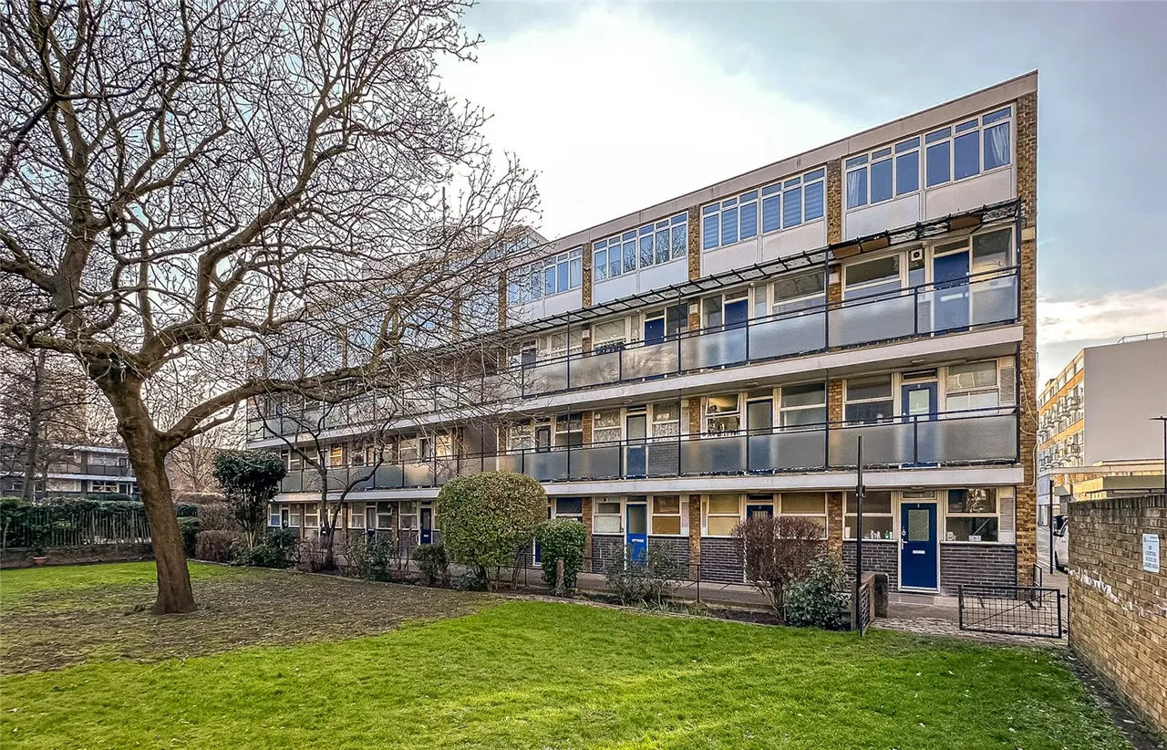 3 bed flat for sale — Churchill Gardens, London, SW1V