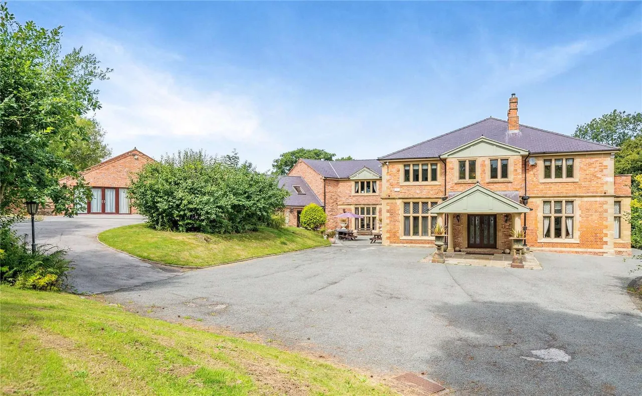 Chester Street, St. Asaph, LL17, photo 16
