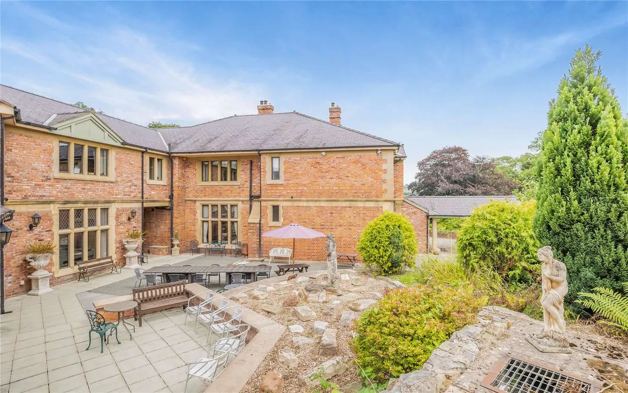 Chester Street, St. Asaph, LL17, photo 32