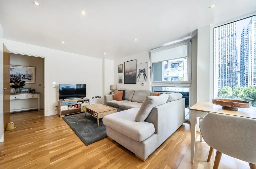 Millharbour, South Quay, E14, photo 3