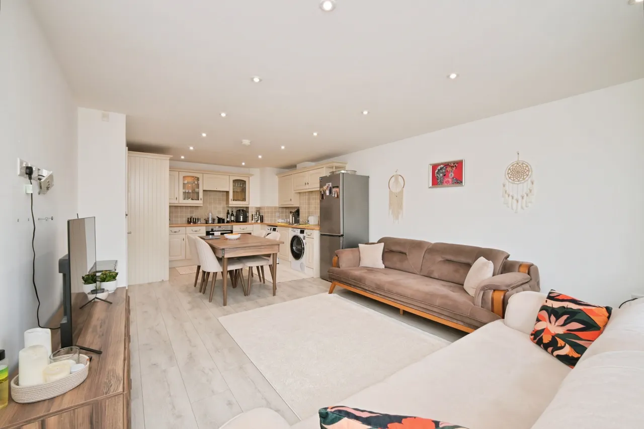 2 bed flat for sale, Stockbridge Close, Cheshunt, EN7