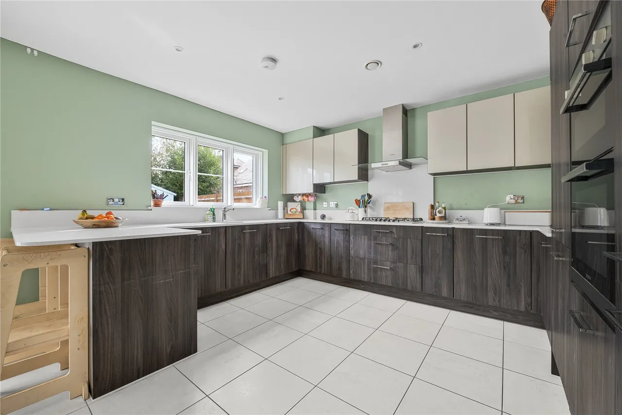 Brookwood Farm Drive, Knaphill, GU21, photo 2