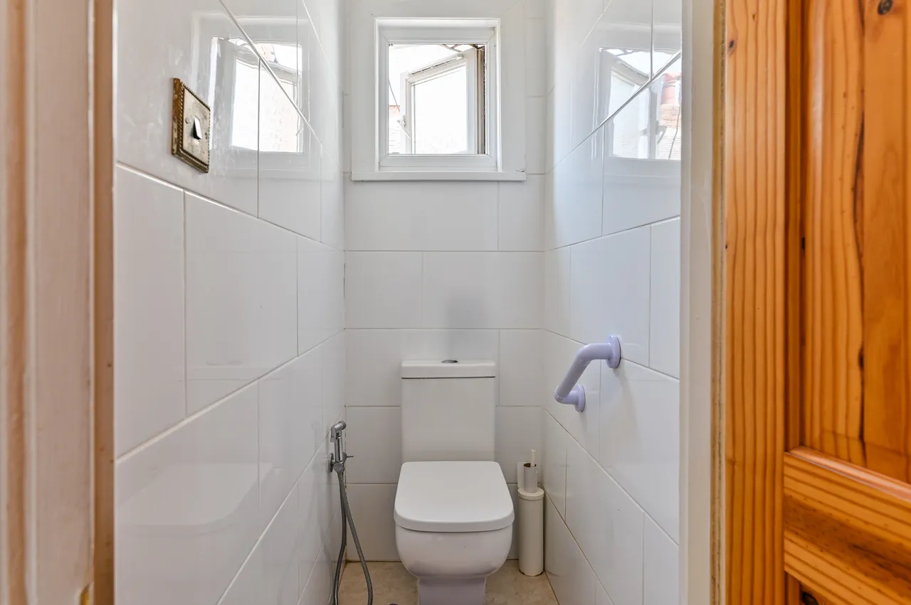 42 Mannock Road, London, photo 3