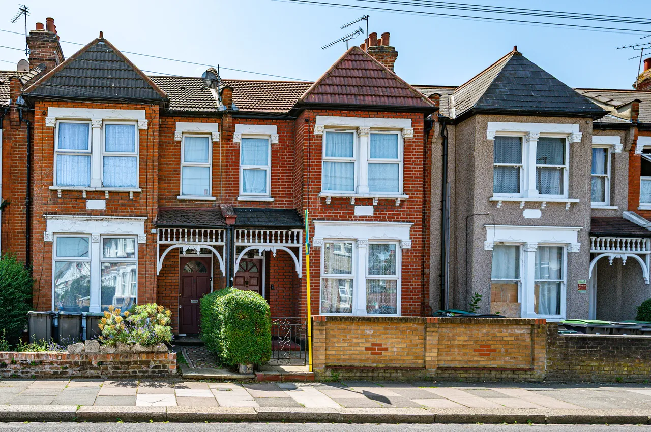4 bed house for sale — 42 Mannock Road, London