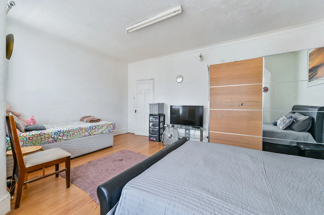42 Mannock Road, London, photo 11