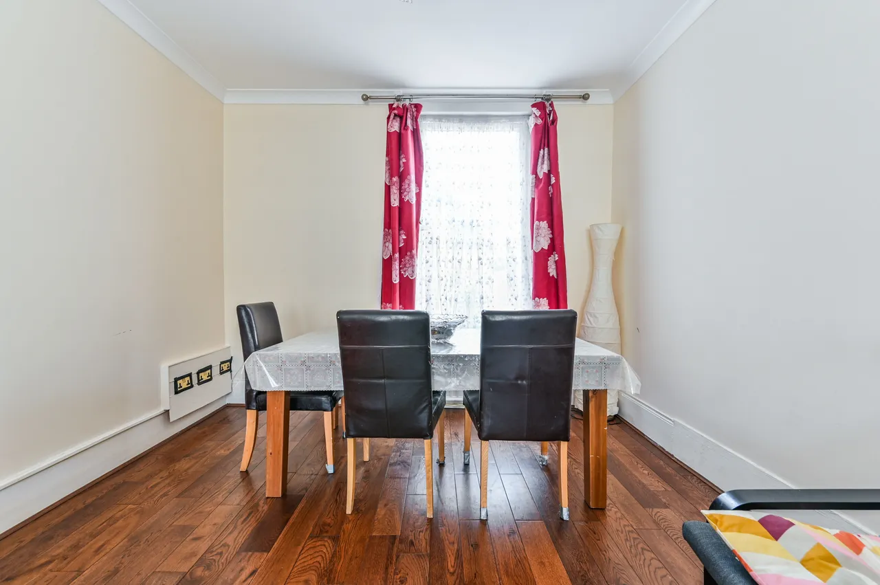 42 Mannock Road, London, photo 4