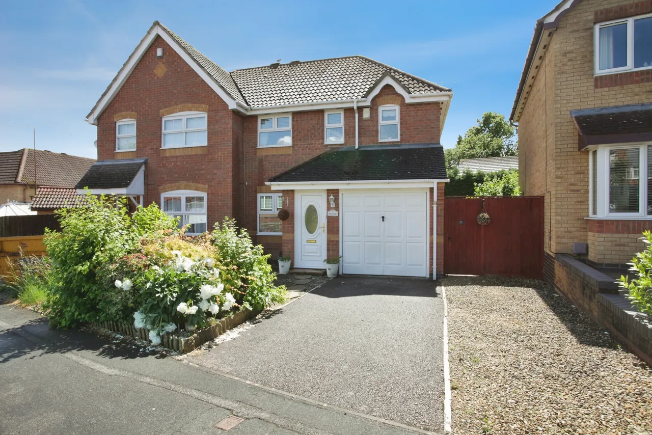 3 bed house for sale — Hillside, Hartshill, Nuneaton