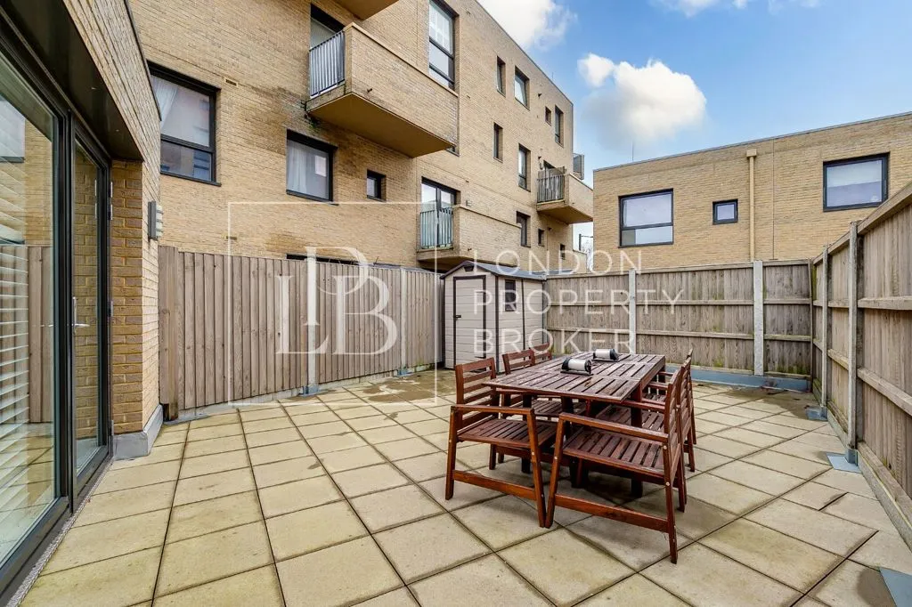 Valentina Avenue, London, NW9, photo 17