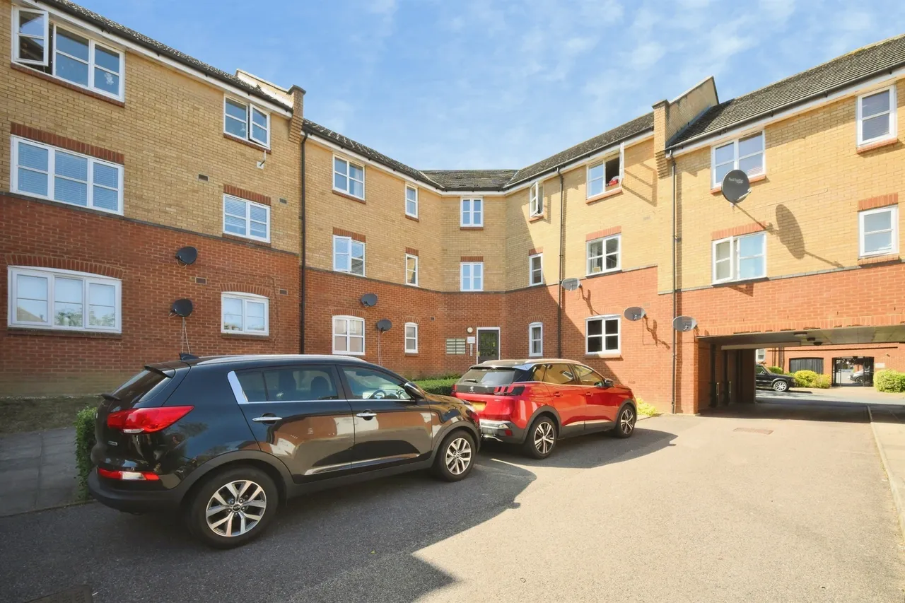 2 bed flat for sale — Plomer Avenue, Hoddesdon