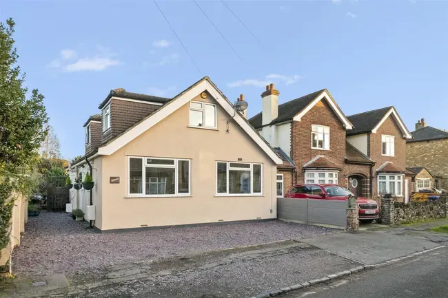4 bed house to rent — Cecil Road, Iver