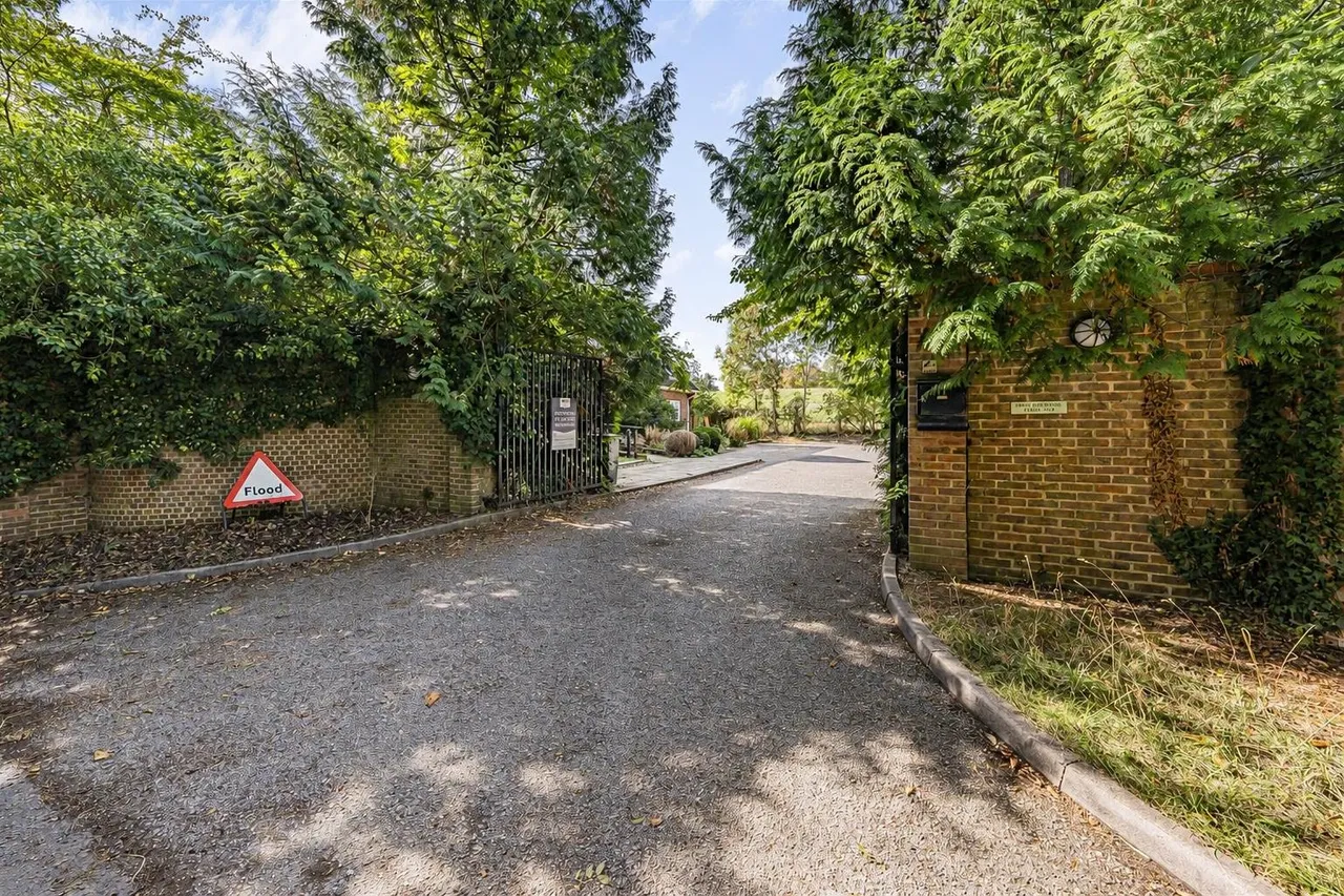 Drop Lane, Bricket Wood, AL2, photo 7