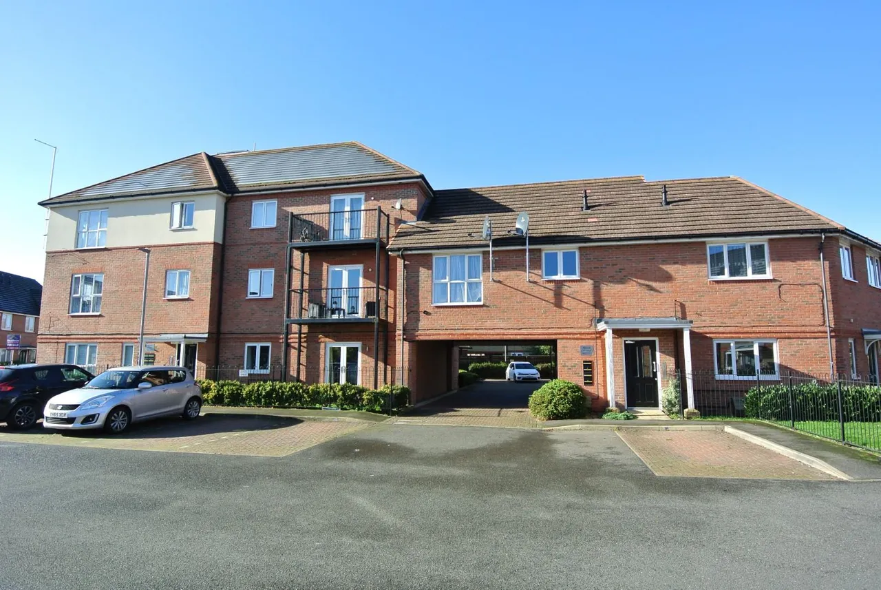 2 bed flat for sale — Beech House, Stone Well Road, Staines-Upon-Thames, Surrey, TW19 7FF