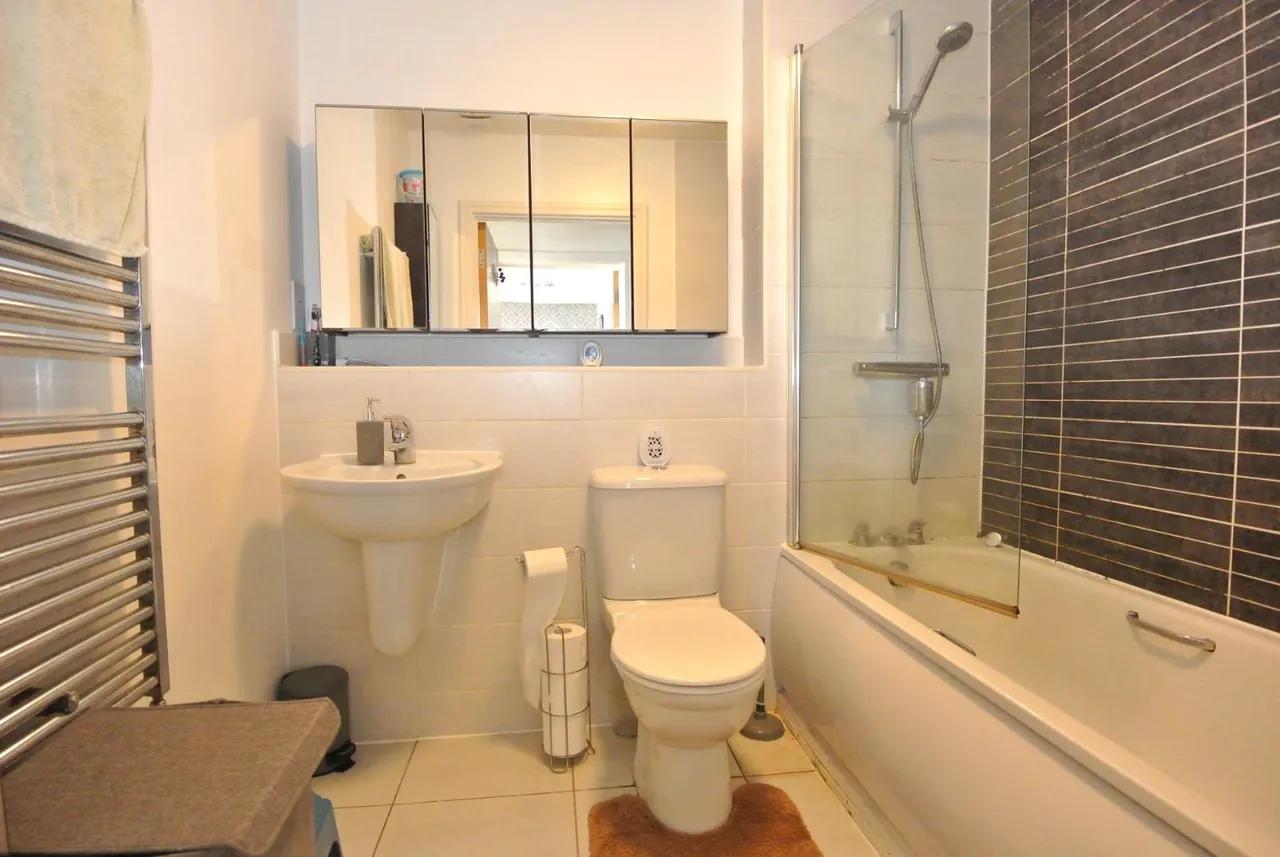 Beech House, Stone Well Road, Staines-Upon-Thames, Surrey, TW19 7FF, photo 5
