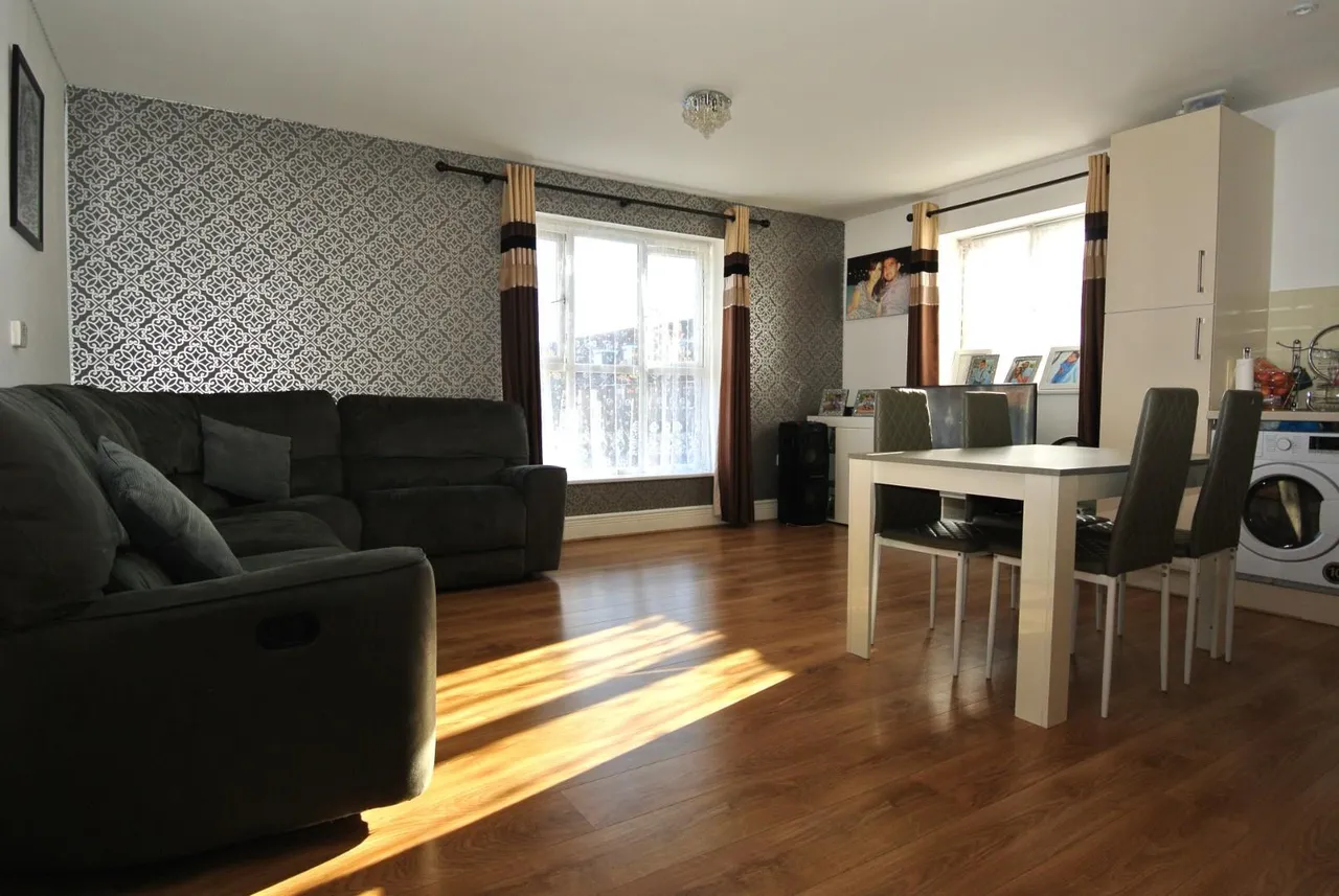 Beech House, Stone Well Road, Staines-Upon-Thames, Surrey, TW19 7FF, photo 3