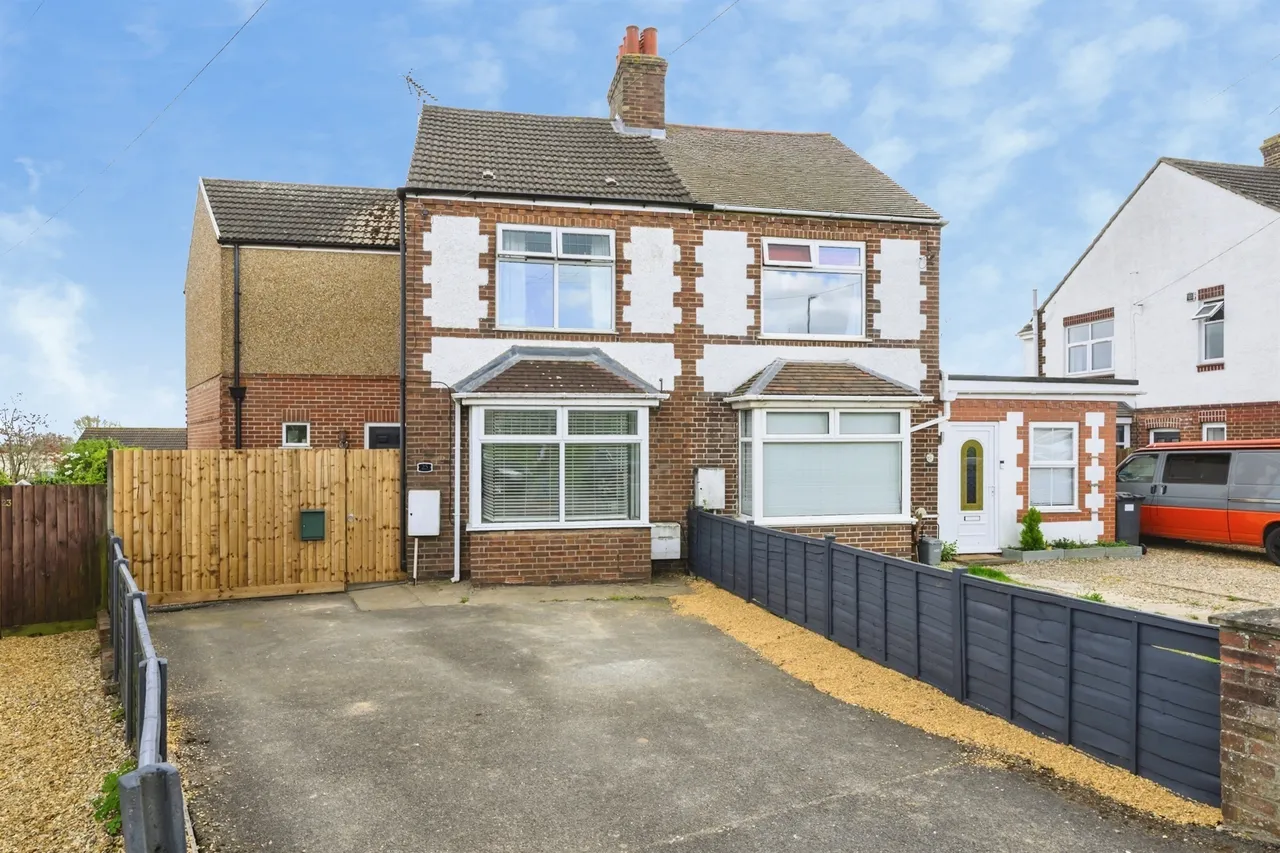 3 bed house for sale — Broadway, Yaxley, Peterborough