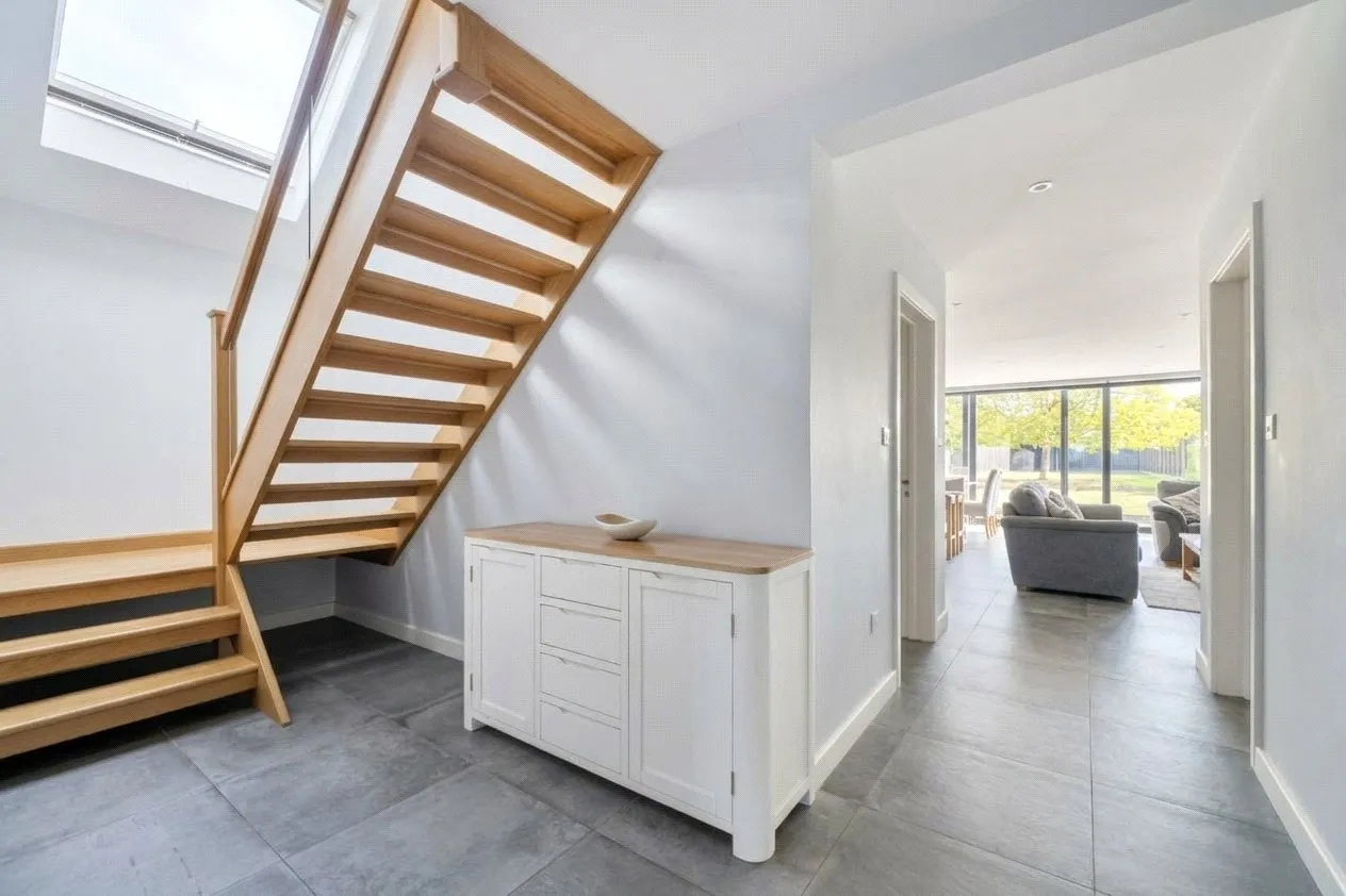 Extended Four Bedroom Detached Chalet-Style Bungalow, Superb Refurbishment, UB8, photo 5