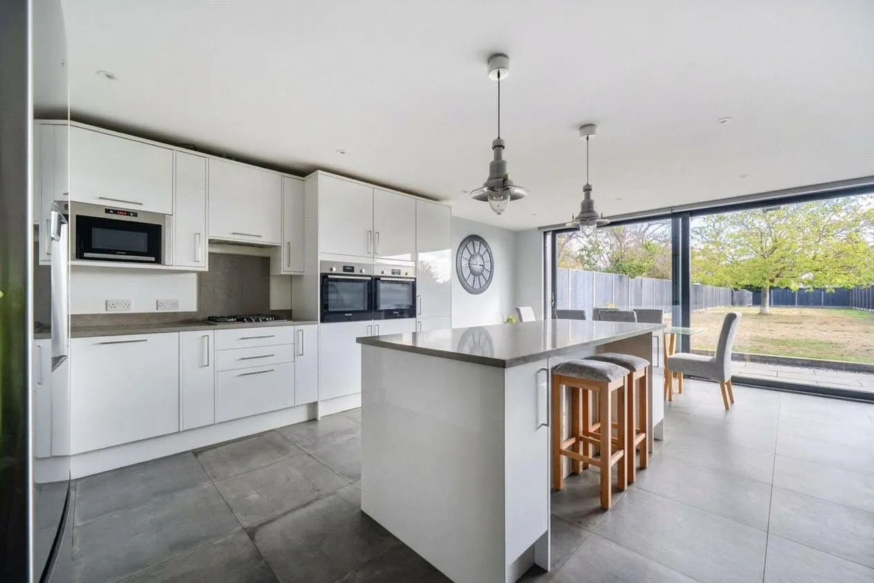 Extended Four Bedroom Detached Chalet-Style Bungalow, Superb Refurbishment, UB8, photo 2