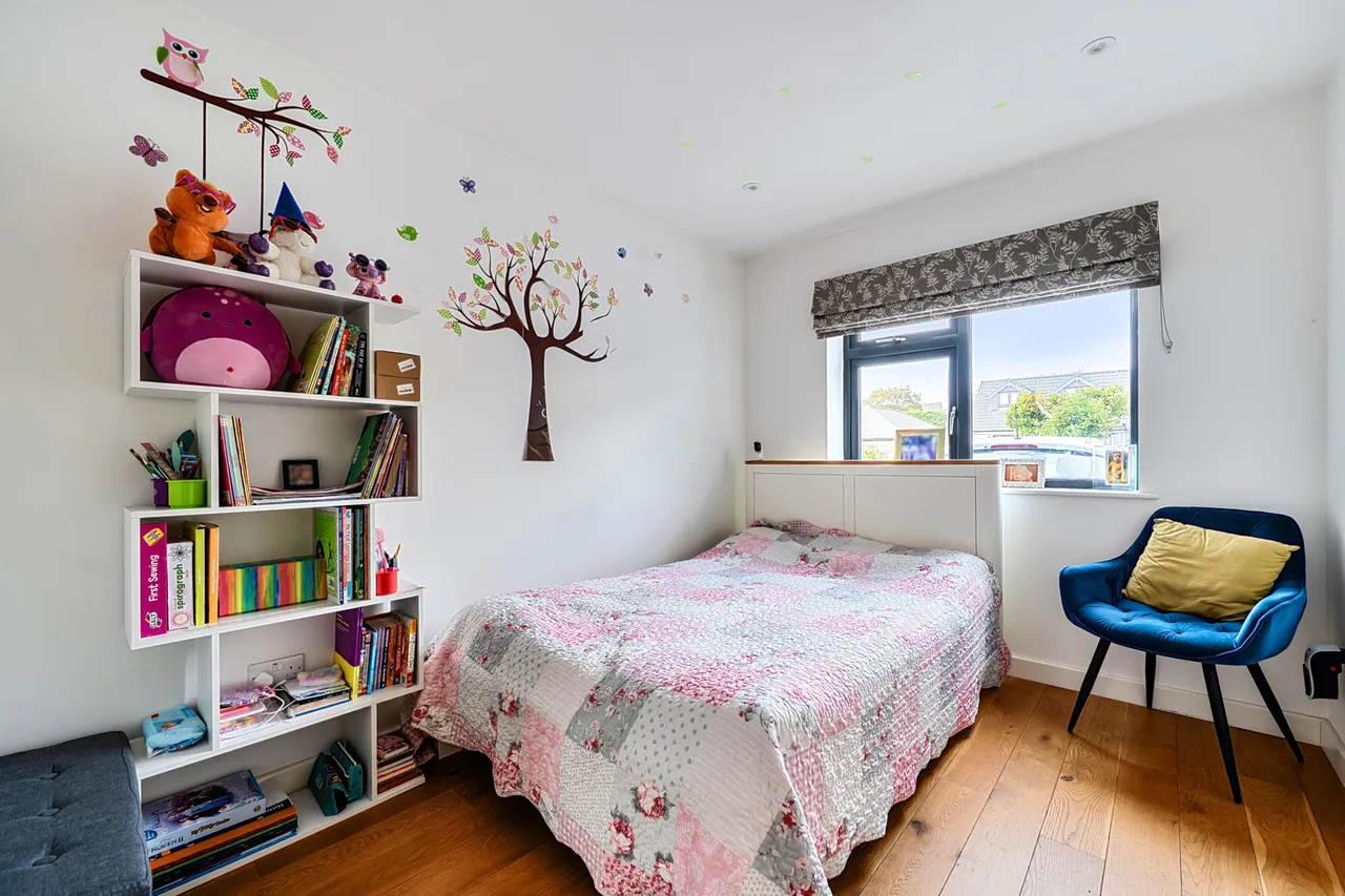 Extended Four Bedroom Detached Chalet-Style Bungalow, Superb Refurbishment, UB8, photo 12