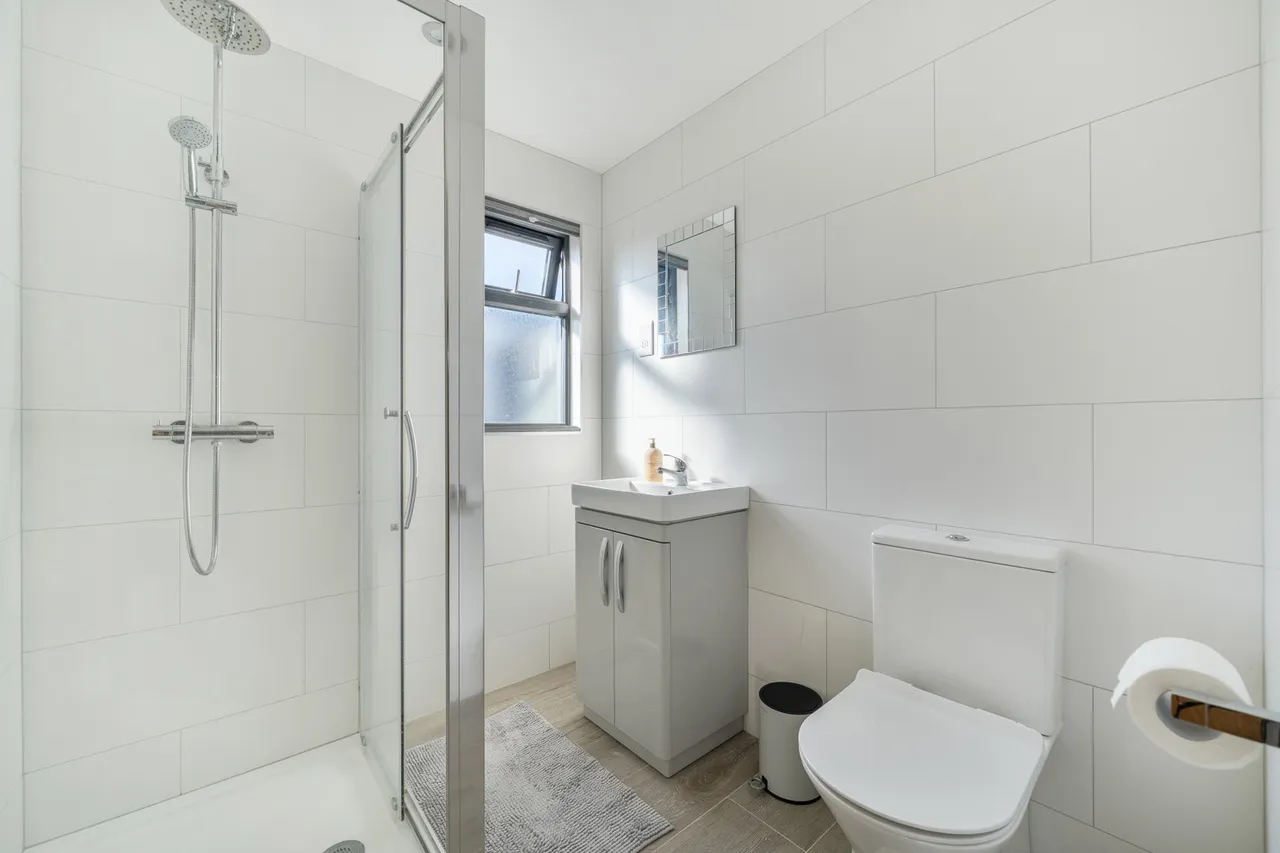 Extended Four Bedroom Detached Chalet-Style Bungalow, Superb Refurbishment, UB8, photo 10