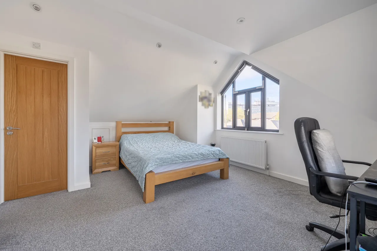 Extended Four Bedroom Detached Chalet-Style Bungalow, Superb Refurbishment, UB8, photo 11