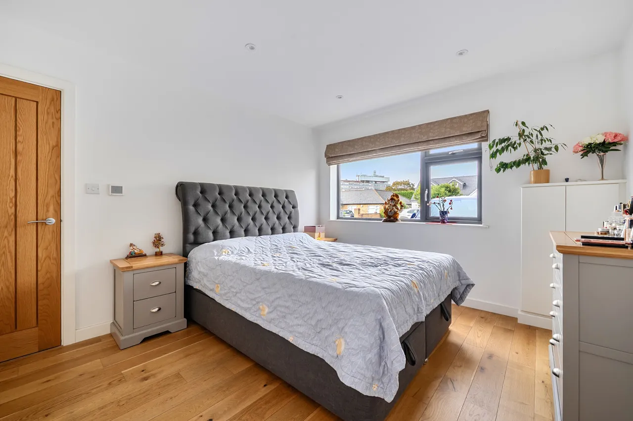 Extended Four Bedroom Detached Chalet-Style Bungalow, Superb Refurbishment, UB8, photo 9