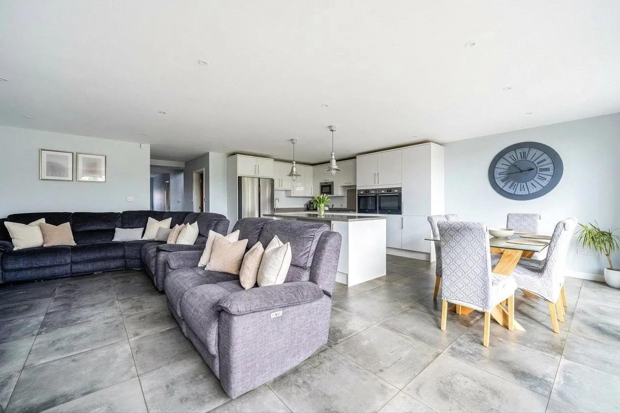 Extended Four Bedroom Detached Chalet-Style Bungalow, Superb Refurbishment, UB8, photo 4