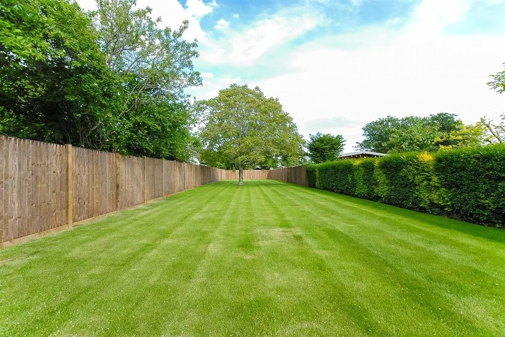 Extended Four Bedroom Detached Chalet-Style Bungalow, Superb Refurbishment, UB8, photo 15