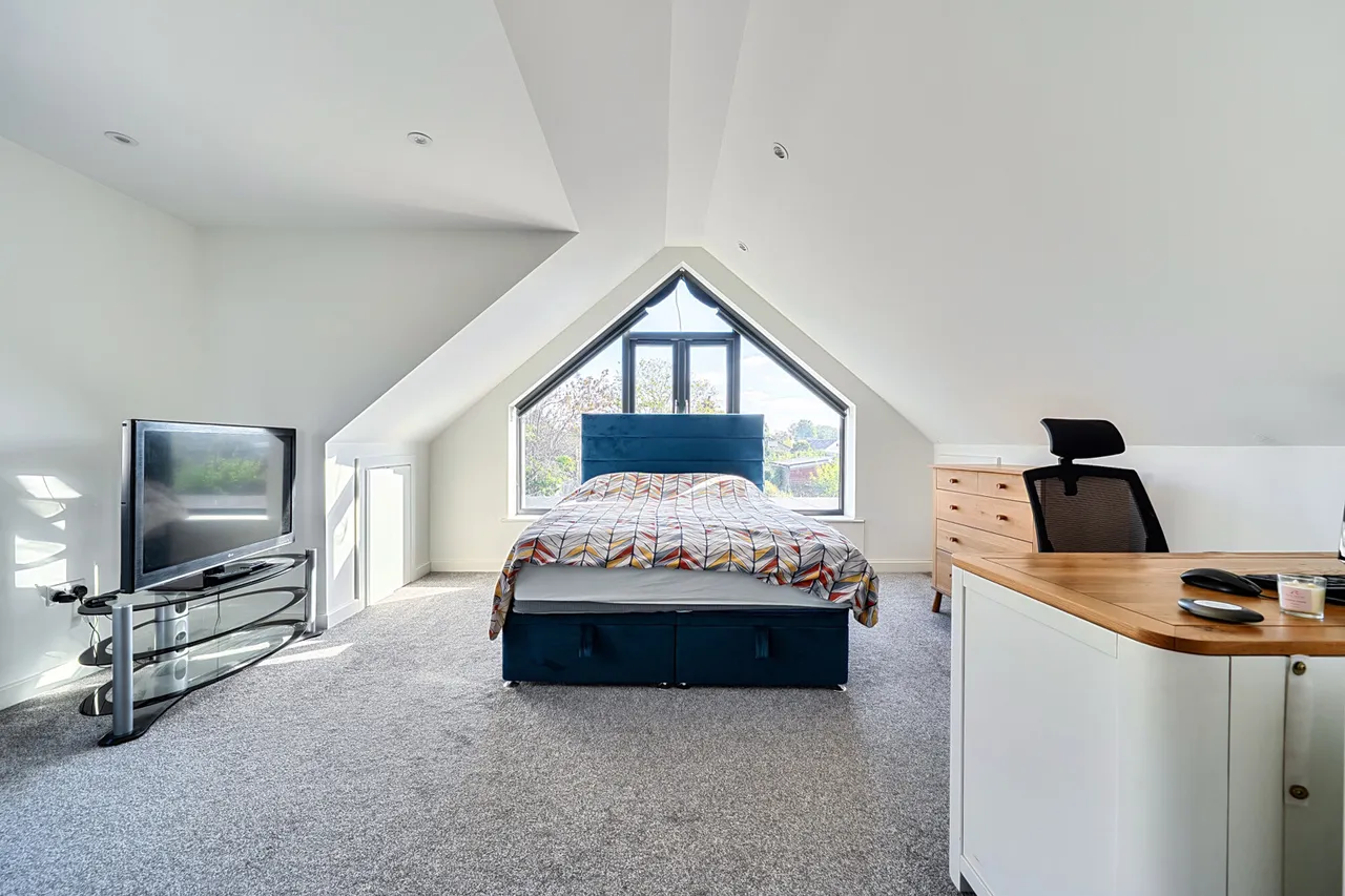 Extended Four Bedroom Detached Chalet-Style Bungalow, Superb Refurbishment, UB8, photo 7