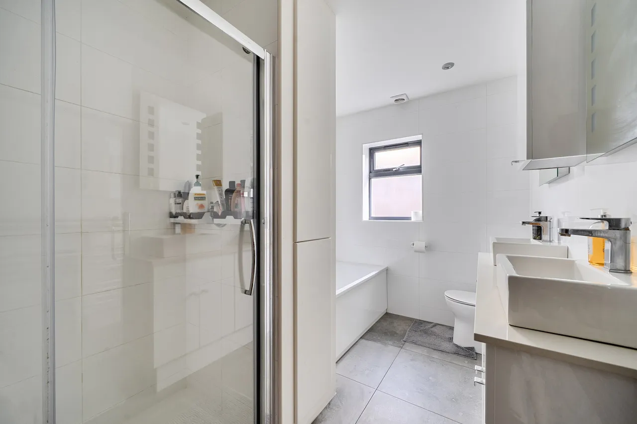 Extended Four Bedroom Detached Chalet-Style Bungalow, Superb Refurbishment, UB8, photo 8