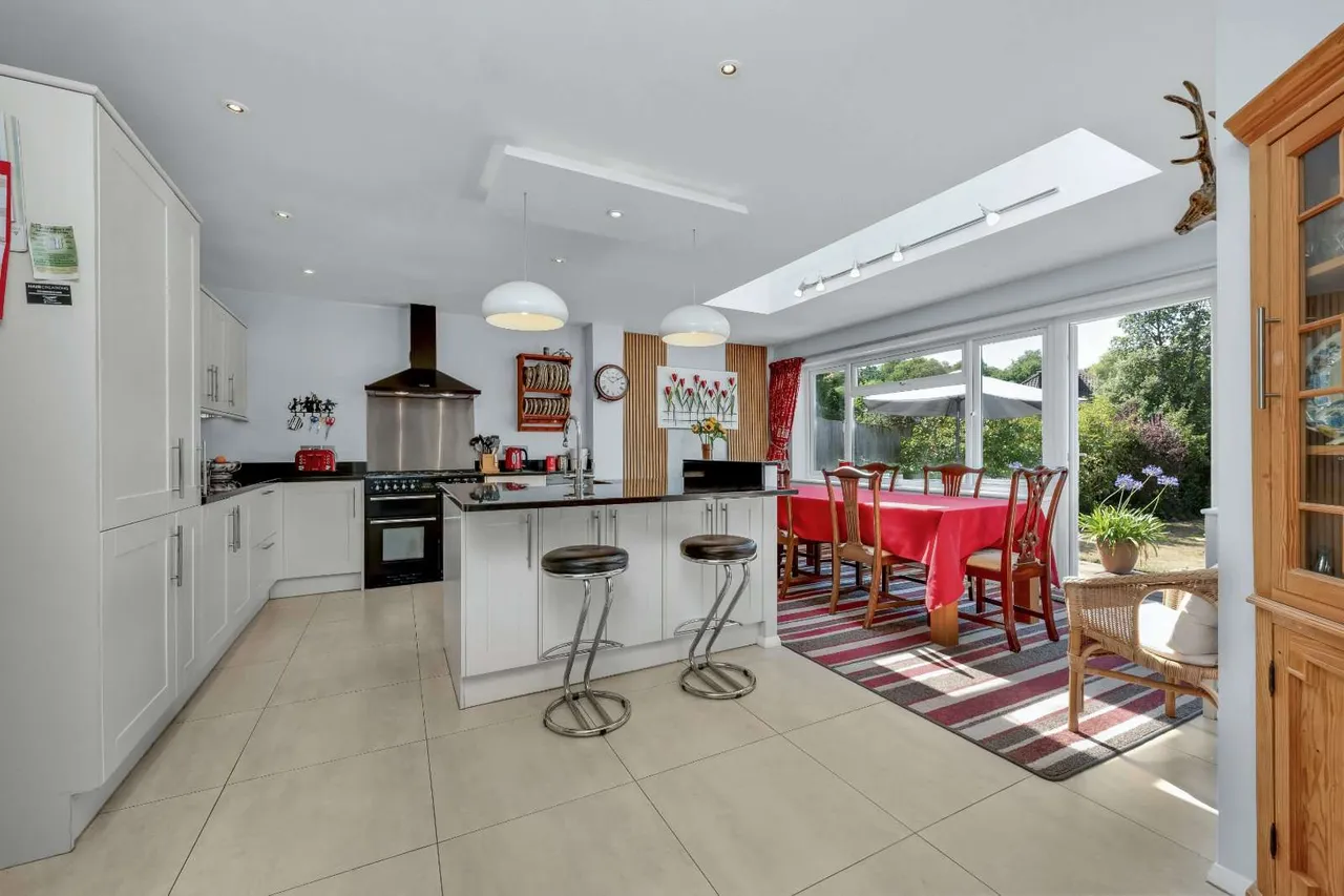 Harefield, Esher, Surrey, KT10 9TQ, photo 5