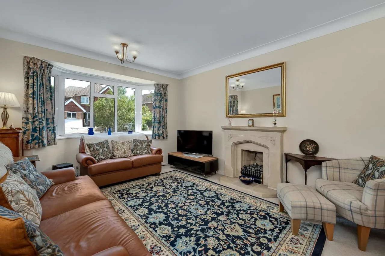 Harefield, Esher, Surrey, KT10 9TQ, photo 3