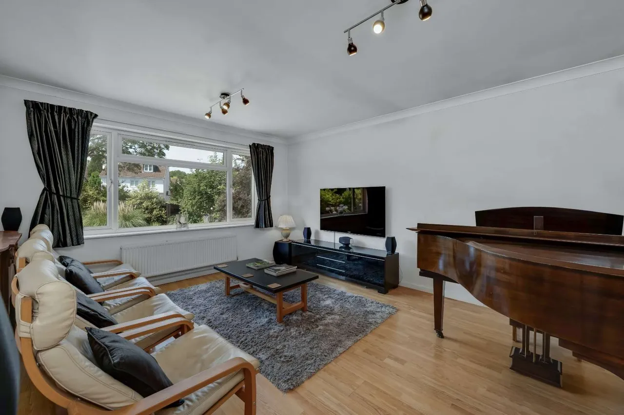 Harefield, Esher, Surrey, KT10 9TQ, photo 4