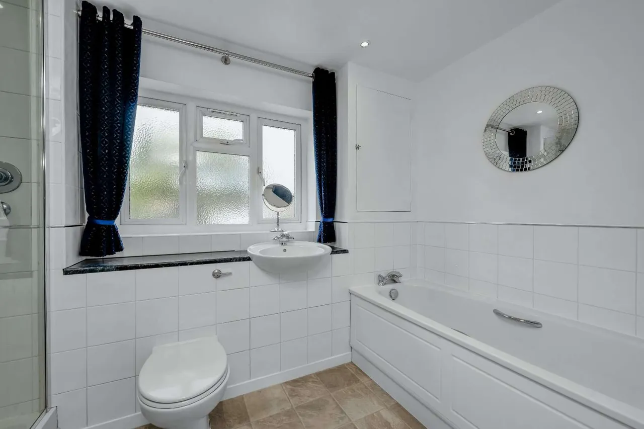 Harefield, Esher, Surrey, KT10 9TQ, photo 12