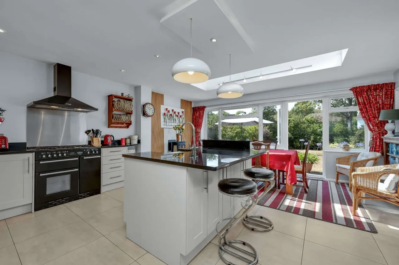 Harefield, Esher, Surrey, KT10 9TQ, photo 6