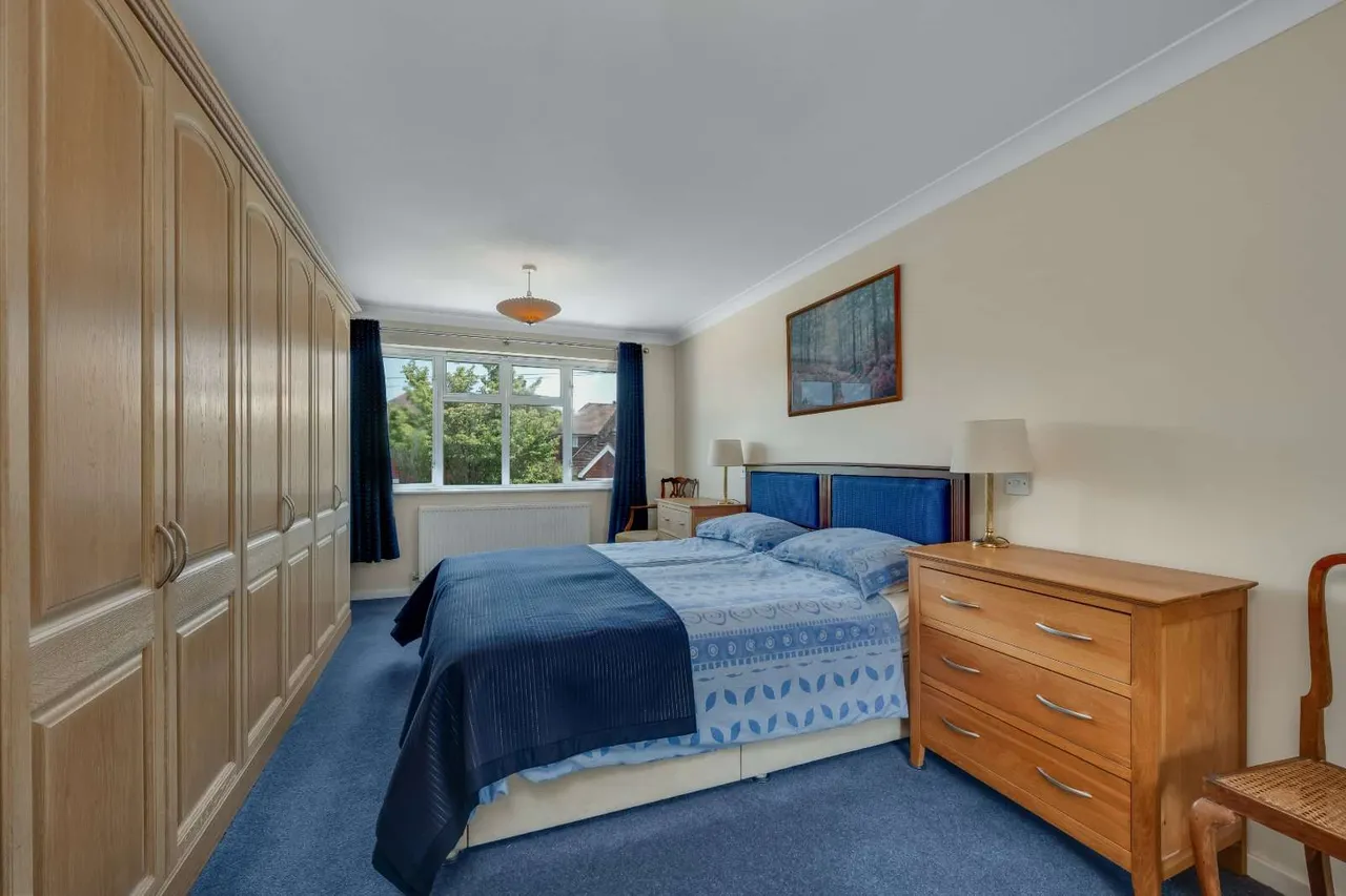 Harefield, Esher, Surrey, KT10 9TQ, photo 11